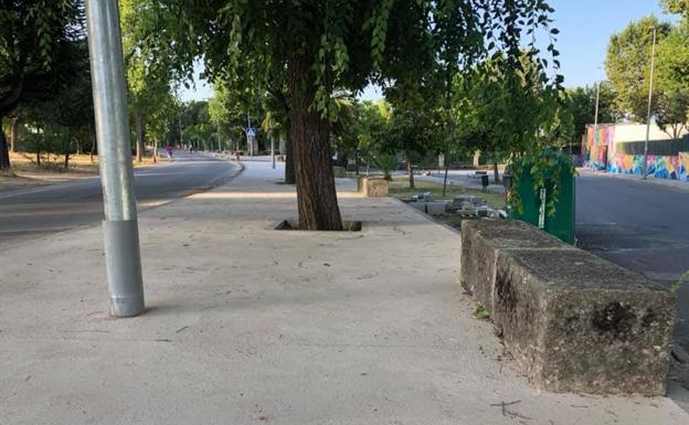 Imagen principal - Siguen las obras de ampliación del camino peatonal de Los Barruecos