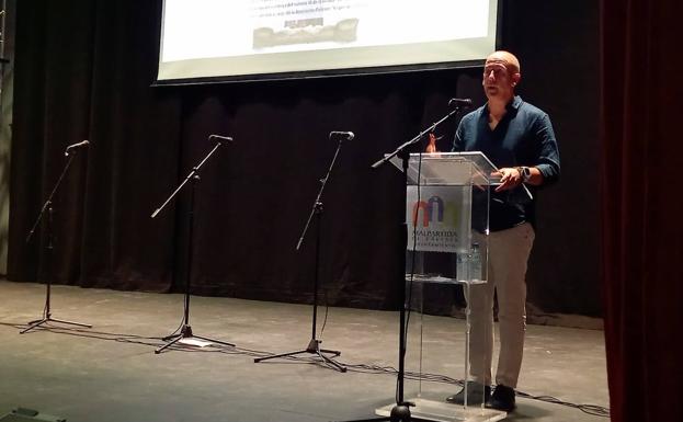 Alfredo Aguilera, alcalde de la localidad, da la bienvenida a los emigantes. 