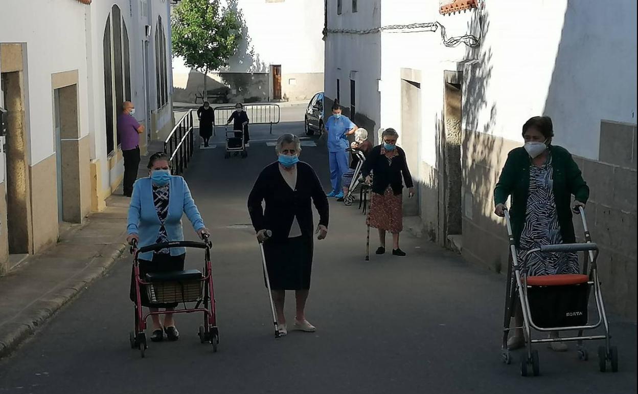 Las mayores de los pisos tutelados disfrutarán de un paseo de media hora tres veces por semana