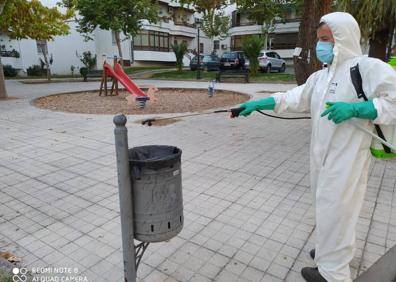 Imagen secundaria 1 - Arriba, baldeo de calles hoy lunes; debajo desinfección de zonas sensibles ayer domingo. 