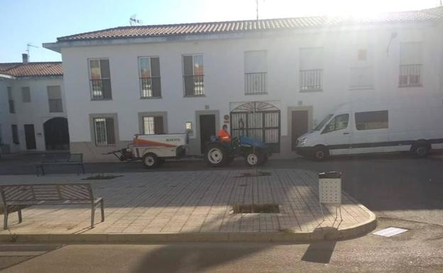 Imagen principal - Arriba, baldeo de calles hoy lunes; debajo desinfección de zonas sensibles ayer domingo. 