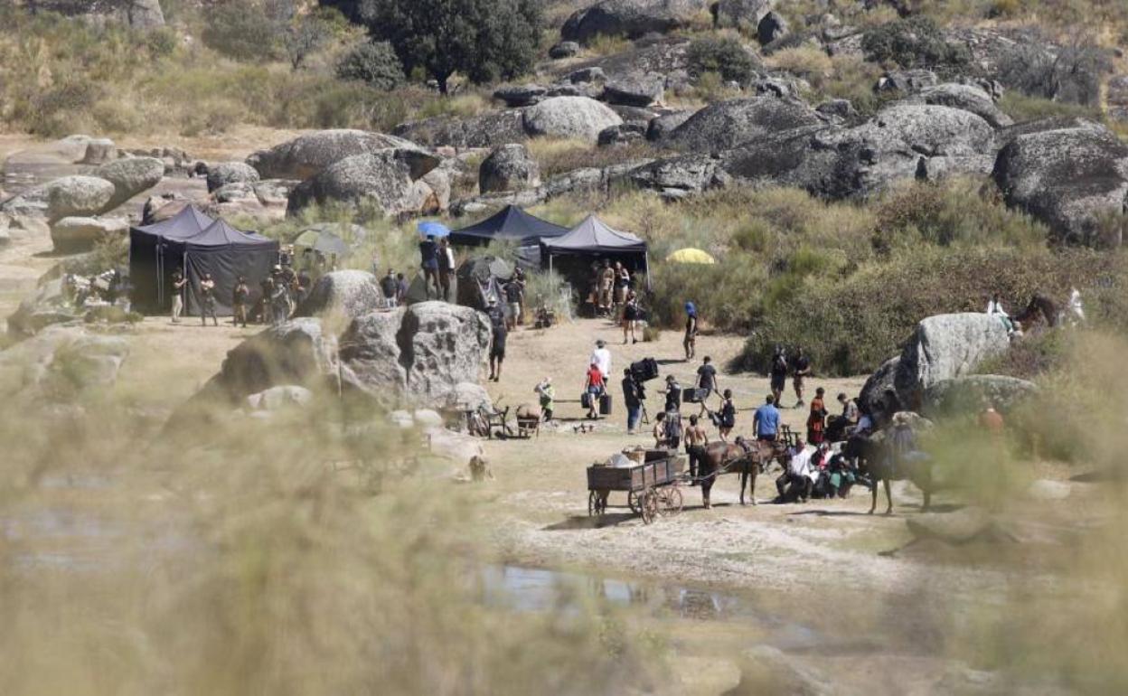 El rodaje comenzó ayer en Los Barruecos, junto a las Peñas del Tesoro. 