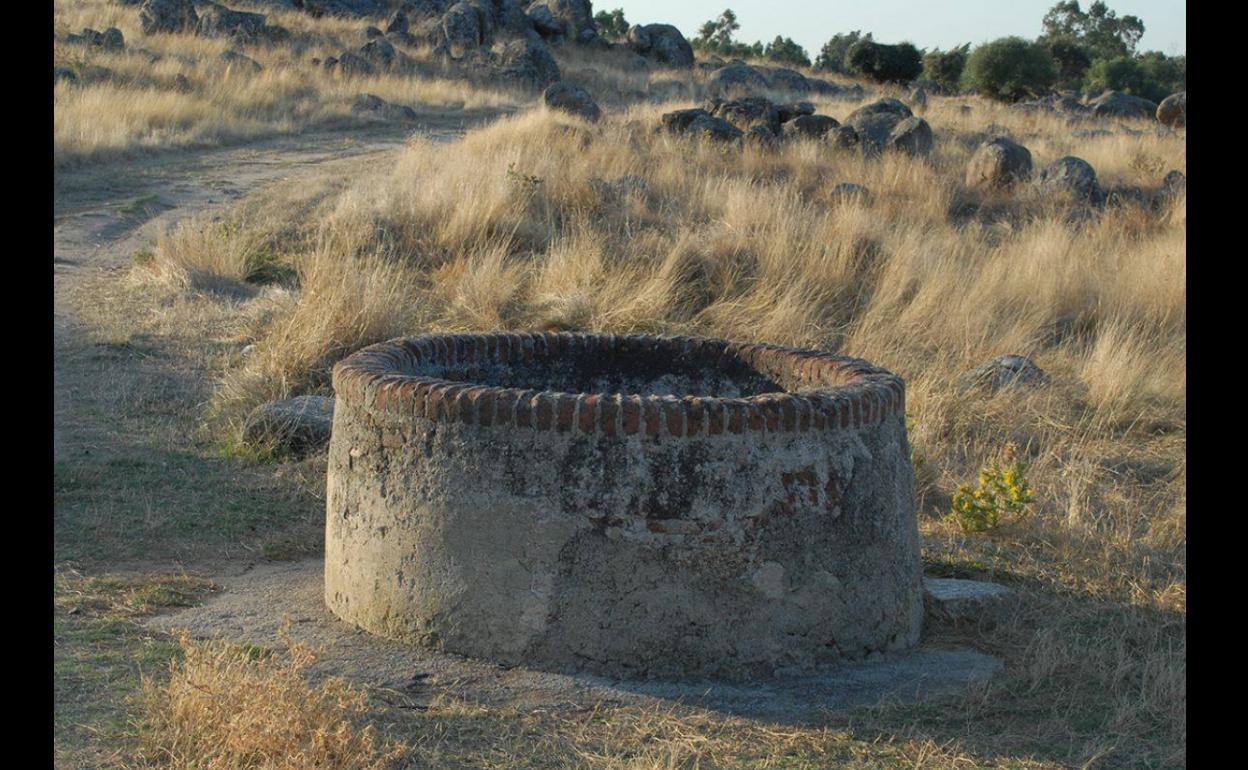 El Pozo Corchao junto a las peñas del mismo nombre. 2007. Archivo JAAG.