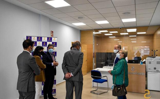 Imagen principal - Cajalmendralejo inaugura una oficina en Malpartida de Cáceres