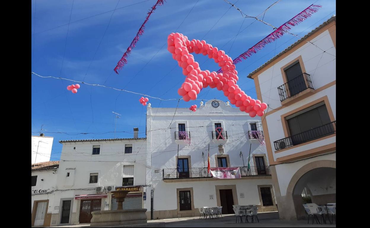 La fachada de Ayuntamiento malpartideño se viste de rosa