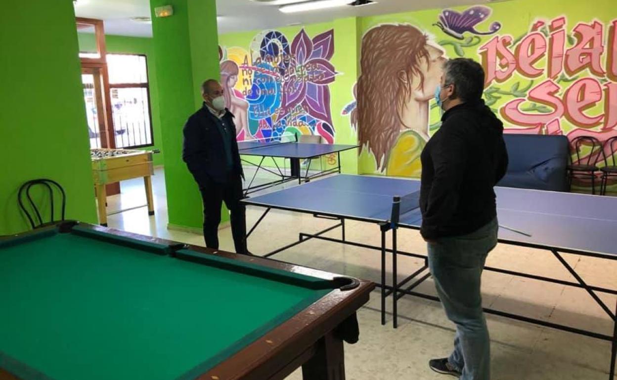 Alfredo Aguilera, alcalde de la localidad, visitando las instalaciones. 