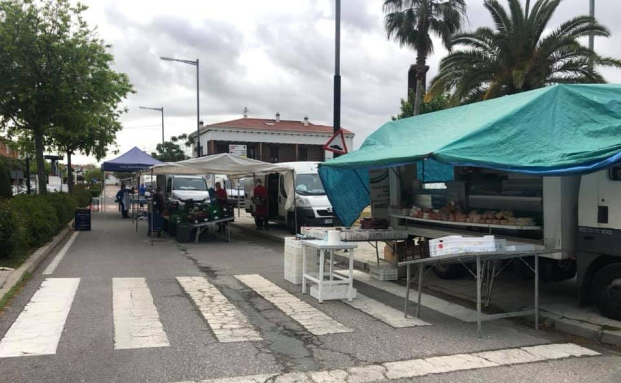 Foto de archivo de algunos puestos en el mercado de los martes. 
