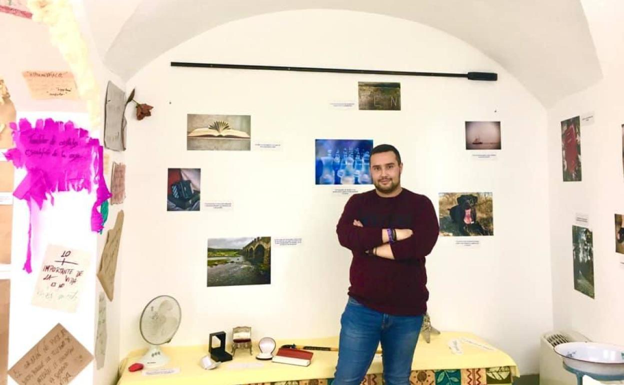 Juan Saúl Salomón, creador de la exposición, es quien lleva a cabo las visitas. 