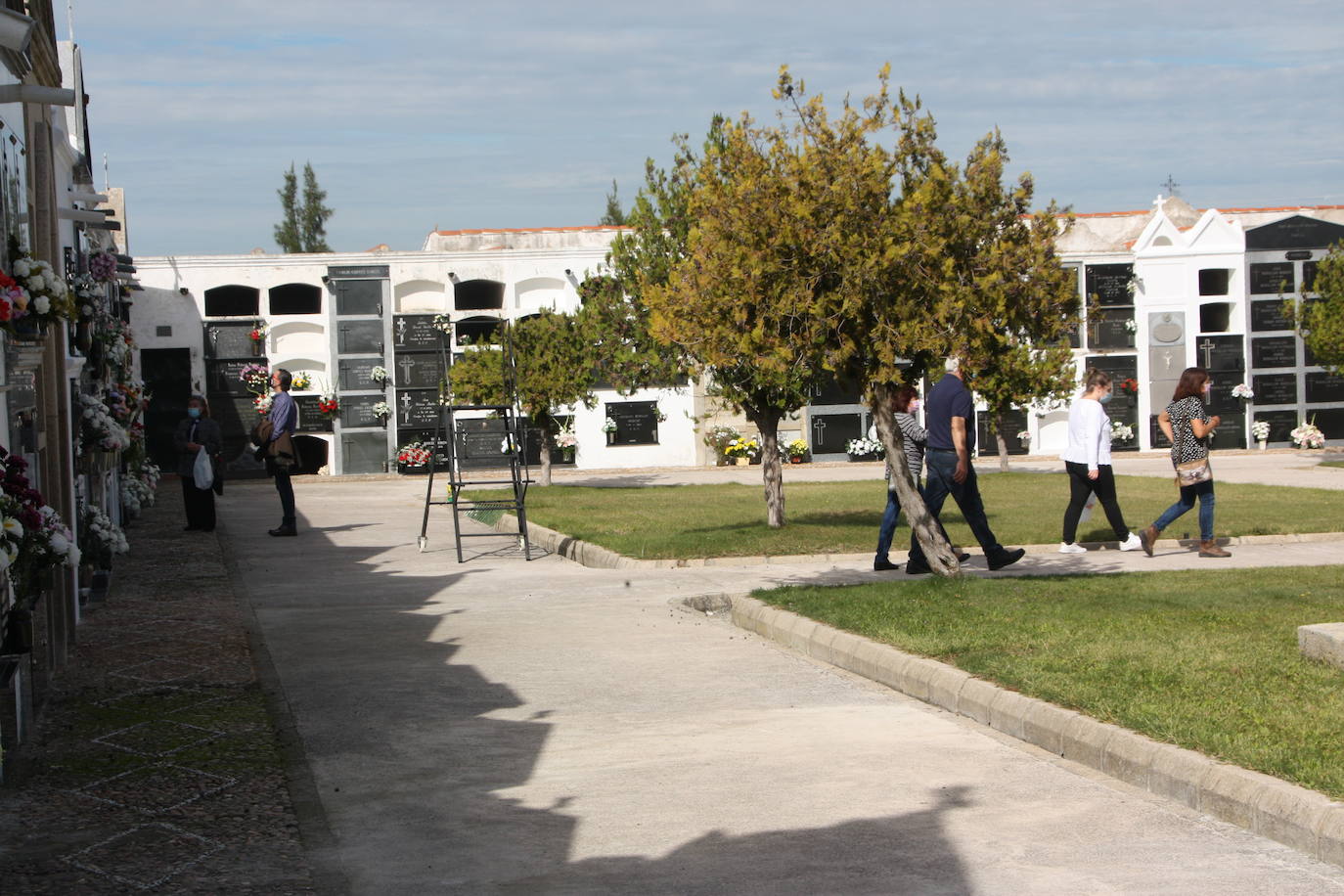 Algunos visitantes en el cementerio hoy, día 1 de noviembre. 