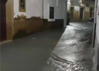 Imagen secundaria 1 - Las calles de Malpartida anegadas de agua. 
