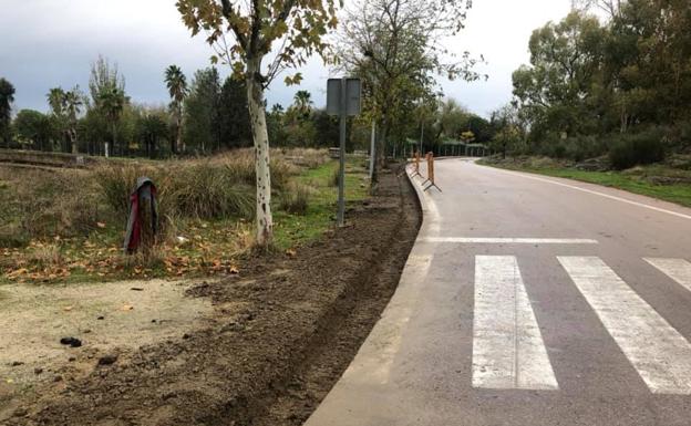 Imagen principal - Arriba, trabajos que se están realizando actualmente. Debajo, primer tramo finalizado el pasado verano. 