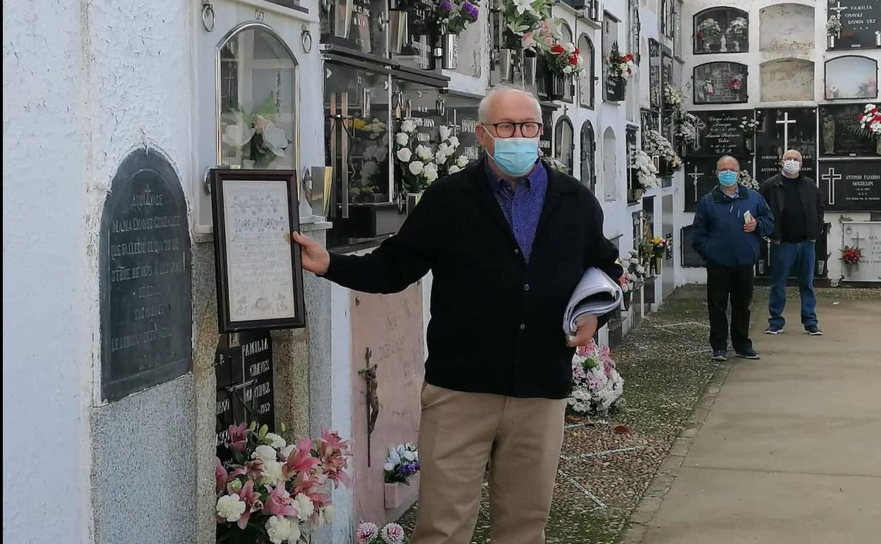 José Antonio Agúndez, cronista de Malpartida de Cáceres, guía la visita al cementerio de la Semana Espectral