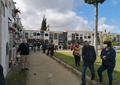 Imagen secundaria 1 - José Antonio Agúndez, cronista de Malpartida de Cáceres, guía la visita al cementerio de la Semana Espectral