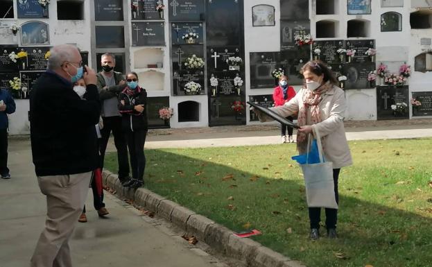 Imagen principal - José Antonio Agúndez, cronista de Malpartida de Cáceres, guía la visita al cementerio de la Semana Espectral
