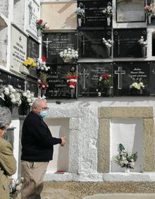 Imagen secundaria 2 - José Antonio Agúndez, cronista de Malpartida de Cáceres, guía la visita al cementerio de la Semana Espectral
