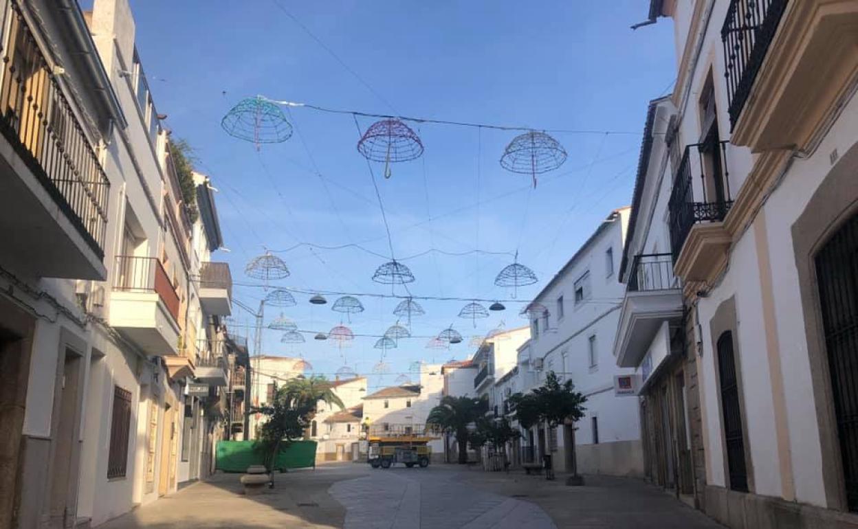 Operarios del Ayuntamiento colocando la iluminación navideña en la Plaza Mayor. 