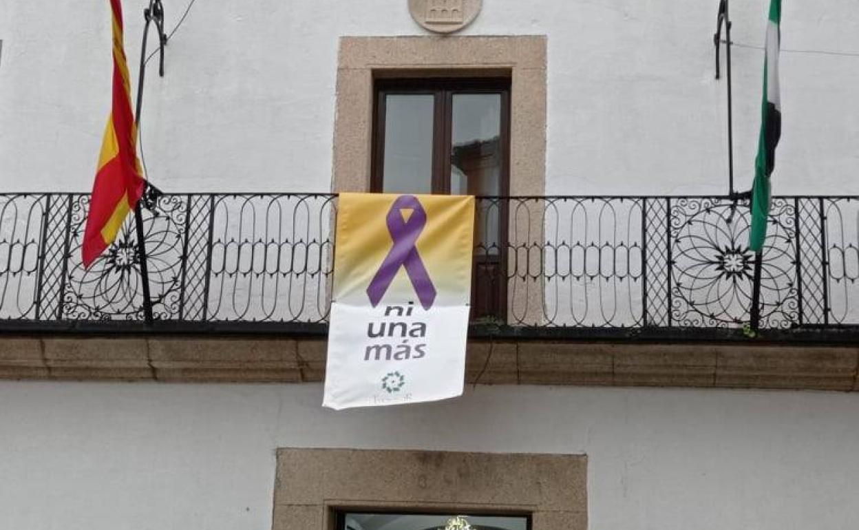 Cartel en la fachada del Ayuntamiento. 