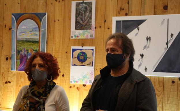 Imagen principal - Carmina Santos y Víctor González en la presentación en Cáceres. 