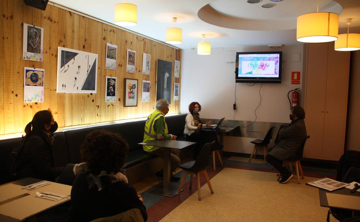 Una veintena de artistas organiza una exposición solidaria sobre la pandemia en cinco ciudades extremeñas