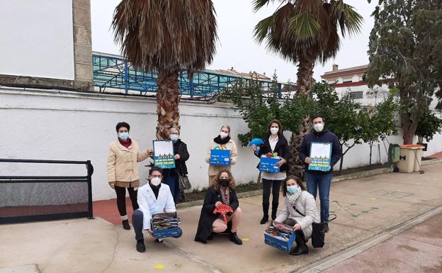El colegio entrega al Ayuntamiento los paraguas decorados. 