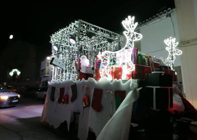 Imagen secundaria 1 - Papá Noel recorrió las calles de Malpartida llevando magia e ilusión a todos los rincones de la localidad
