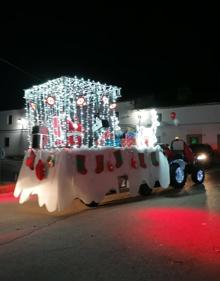 Imagen secundaria 2 - Papá Noel recorrió las calles de Malpartida llevando magia e ilusión a todos los rincones de la localidad
