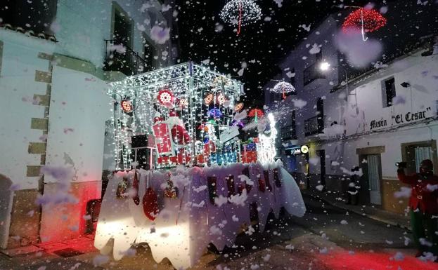 Imagen principal - Papá Noel recorrió las calles de Malpartida llevando magia e ilusión a todos los rincones de la localidad