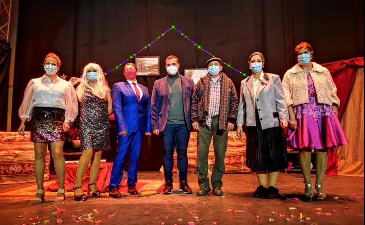 Juan Saúl Salomón, rodeado de los actores de la obra. 