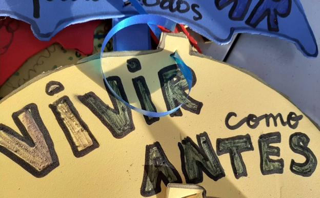 Imagen principal - Los paraguas de deseos ya adornan las carrozas de los Reyes Magos