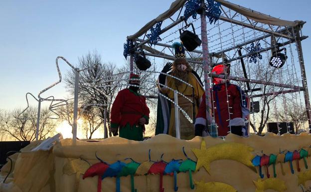 Imagen principal - Los Reyes Magos recorrieron Malpartida de Cáceres repartiendo los regalos a domicilio