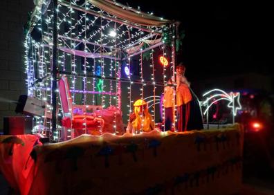 Imagen secundaria 1 - Los Reyes Magos recorrieron Malpartida de Cáceres repartiendo los regalos a domicilio