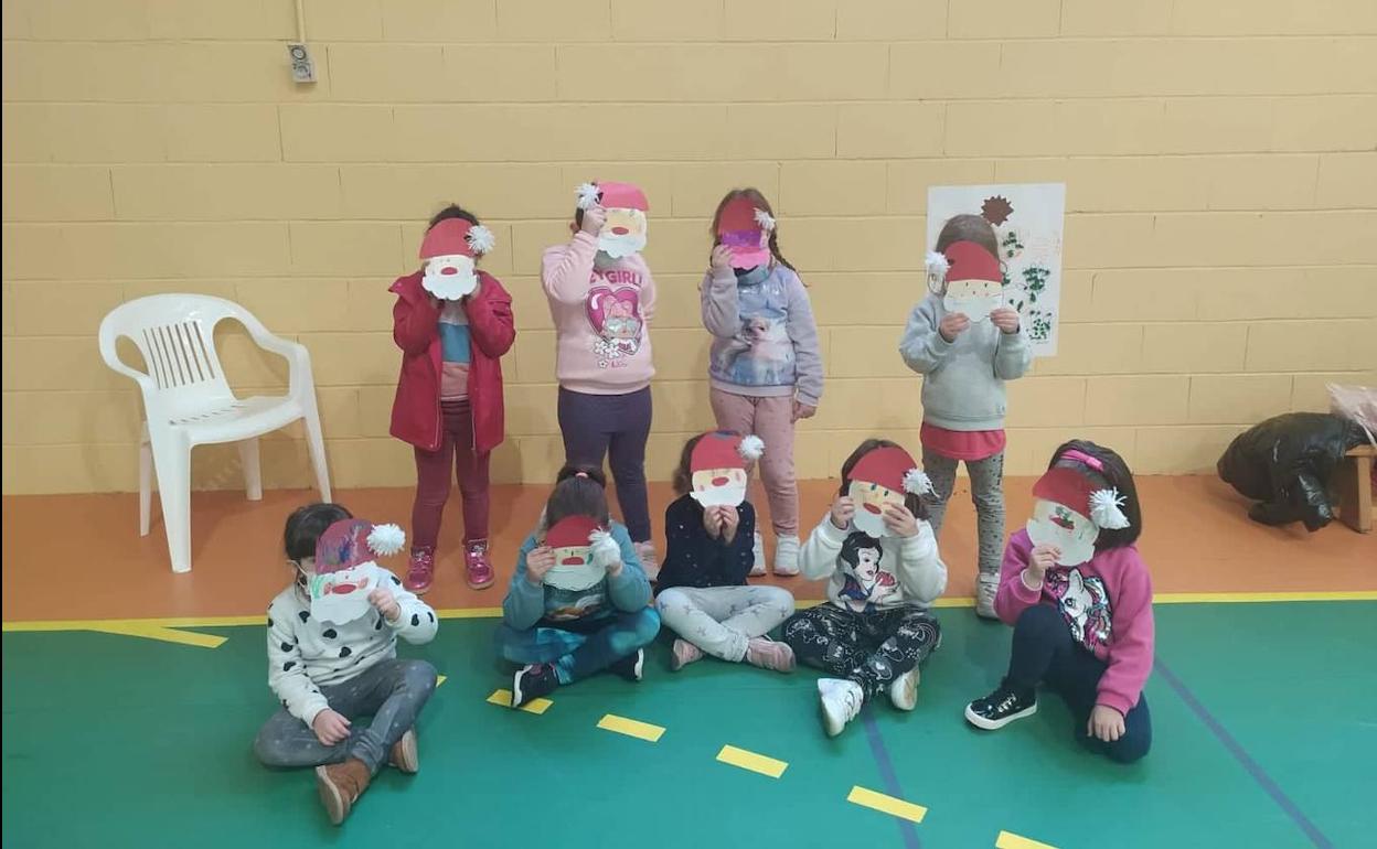 Uno de los grupos con sus máscaras de Papá Noel realizadas en un taller de manualidades. 