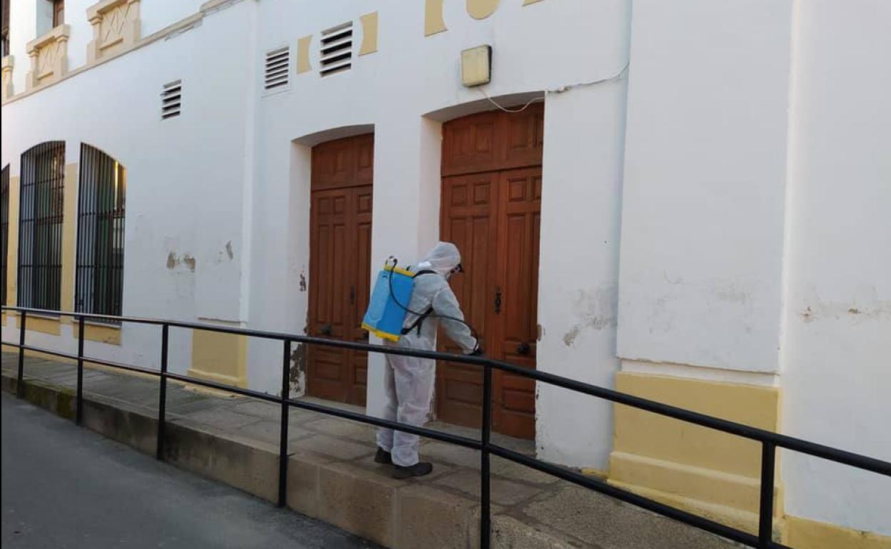 Un operario municipal desinfectado hoy domingo zonas sensibles de la localidad. 