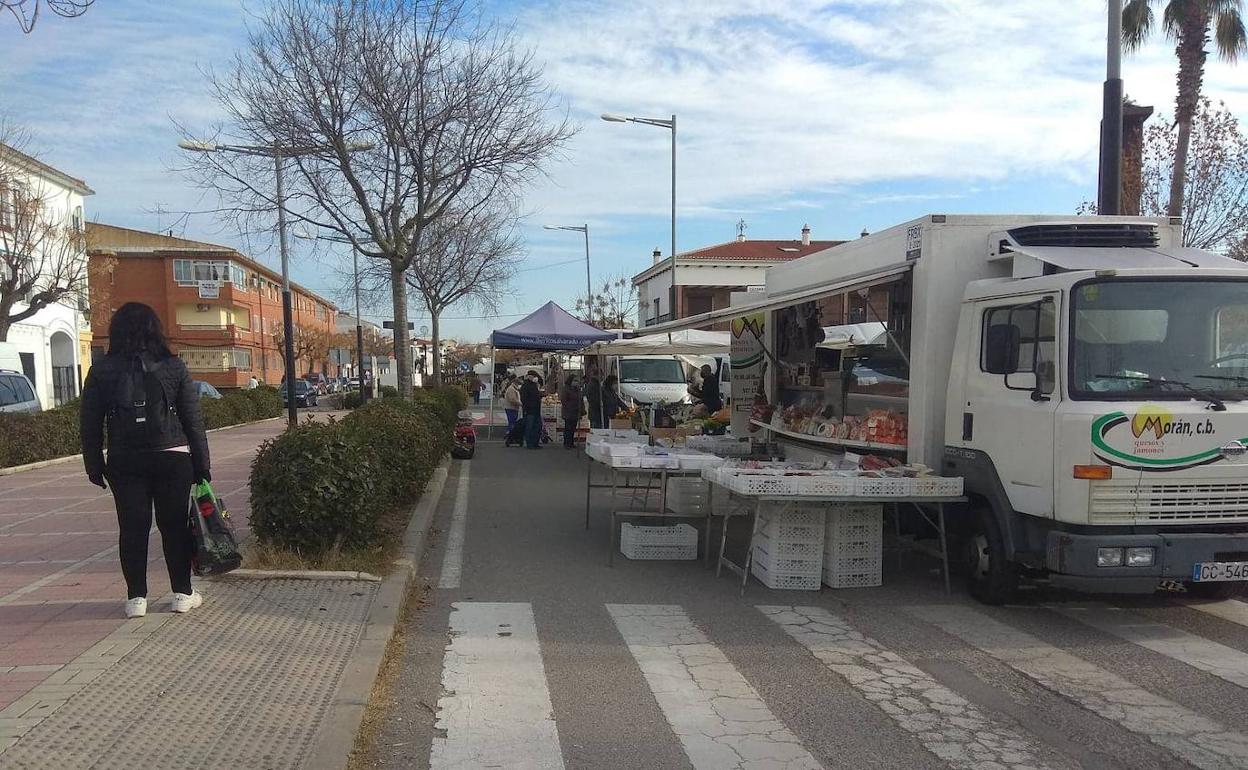 Mercado local limitado a los puestos de alimentación y productos de primera necesidad. 
