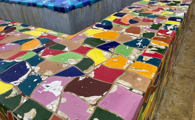 Imagen principal - Cerámicas de la fuente hechas añicos. 