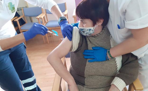 Imagen principal - Residentes, usuarios del centro de día y trabajadores de la residencia reciben la segunda dosis de la vacuna