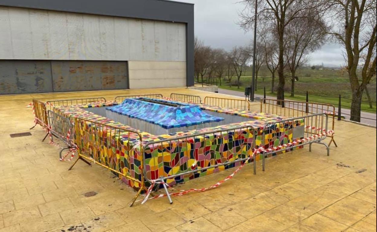 Fuente precintada tras los destrozos. 