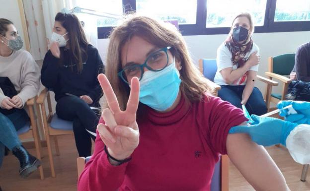 Imagen principal - Algunas fotografías de trabajadores y residentes recibiendo la vacuna. 