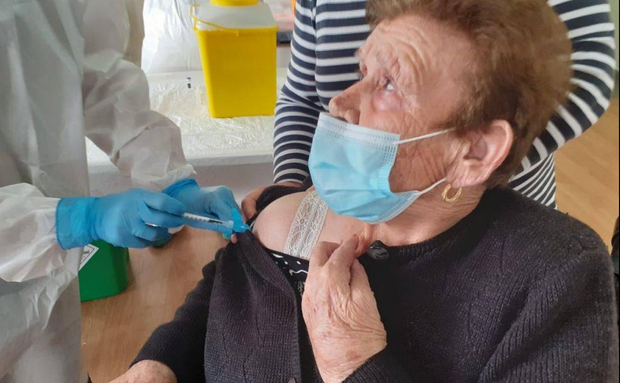 Una de las residentes recibe la segunda dosis de la vacuna. 