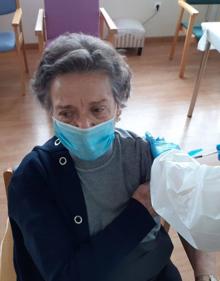 Imagen secundaria 2 - Residentes, usuarios del centro de día y trabajadores de la residencia reciben la segunda dosis de la vacuna