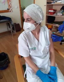 Imagen secundaria 2 - Algunas fotografías de trabajadores y residentes recibiendo la vacuna. 