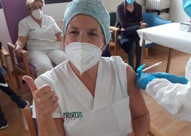 Imagen secundaria 1 - Algunas fotografías de trabajadores y residentes recibiendo la vacuna. 