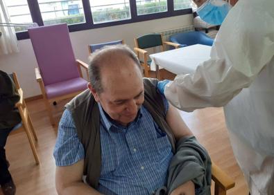Imagen secundaria 1 - Residentes, usuarios del centro de día y trabajadores de la residencia reciben la segunda dosis de la vacuna