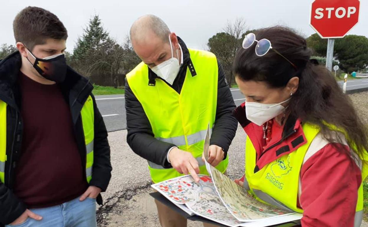 Alfredo Aguilera, alcalde de Malpartida de Cáceres, reunido con la técnico de la empresa encargada de redactar el proyecto y el técnico de la Diputación provincial . 