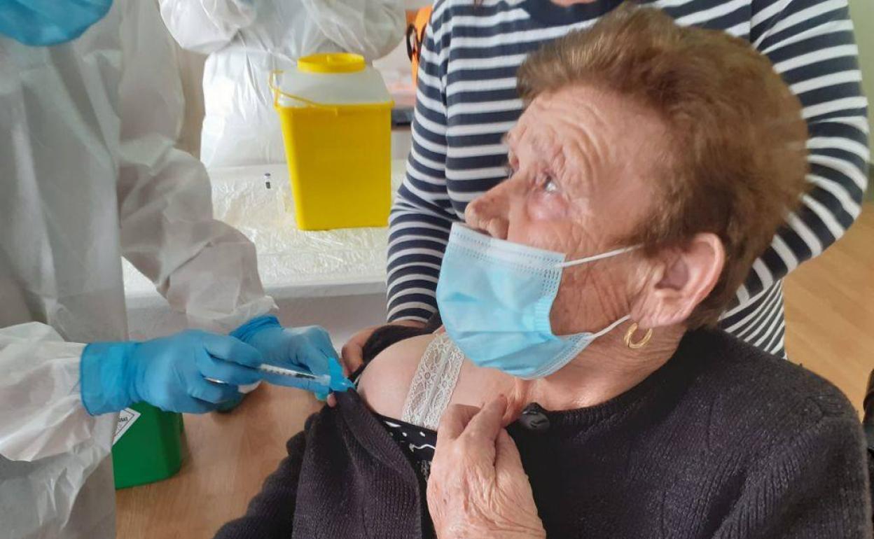 Una de las residentes recibiendo la segunda dosis de la vacuna. 
