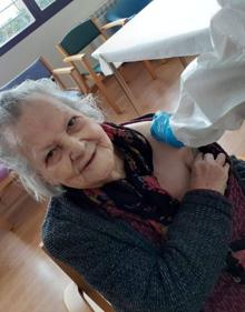 Imagen secundaria 2 - Trabajadores y residentes de la residencia y usuarios del centro de día recibieron la segunda dosis hace 7 días. 