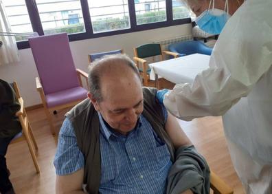 Imagen secundaria 1 - Trabajadores y residentes de la residencia y usuarios del centro de día recibieron la segunda dosis hace 7 días. 