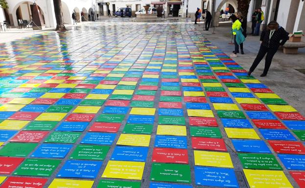 Imagen principal - Más de 3.500 cartulinas con frases conmemoraron ayer la Pedida de la Patatera