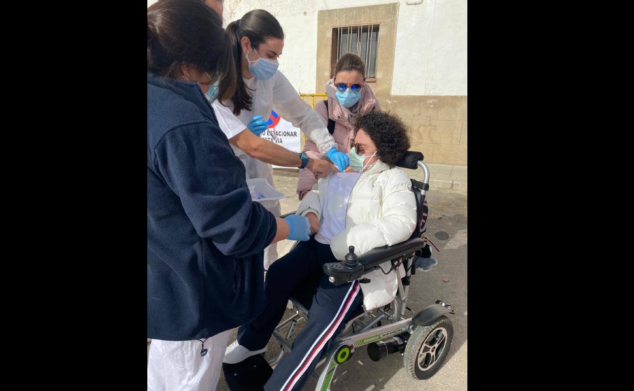 Mayores de 80 años con grado 3 y alta dependencia han recibido la primera dosis de la vacuna. 