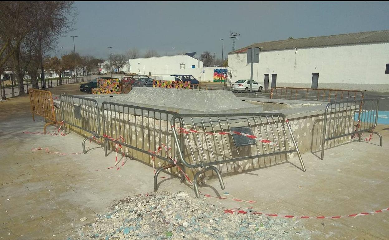 Fuente de la plaza de Aizenay sin su recubrimiento de cerámica. 